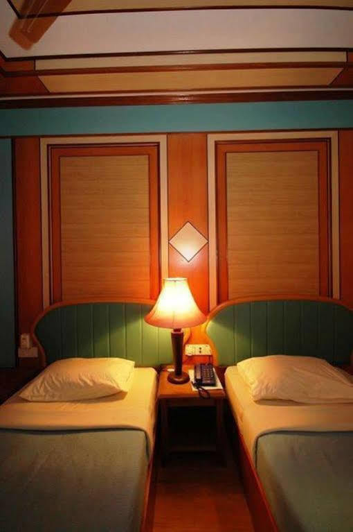 Shari La Island Resort Kampong Pasir Hantu Exterior foto